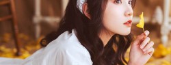 白裙美女清新文艺写真图片